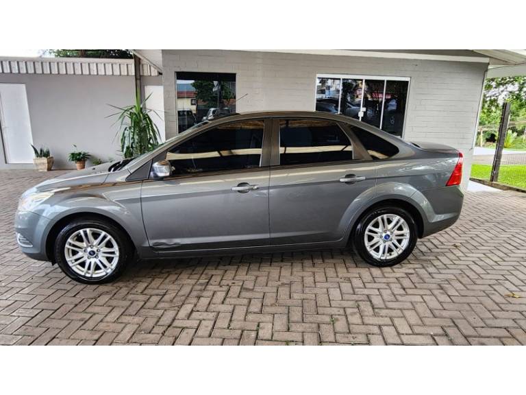 FORD - FOCUS - 2012/2012 - Cinza - R$ 39.900,00