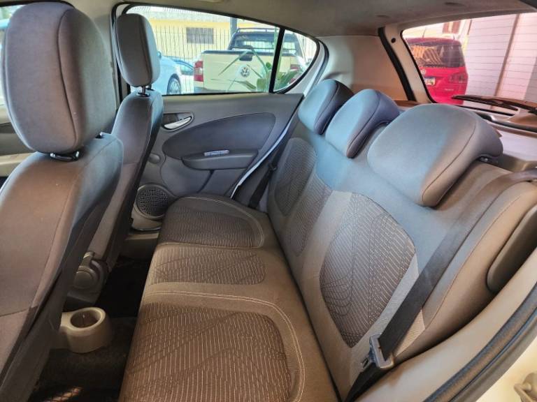 FIAT - PALIO - 2015/2015 - Branca - R$ 36.900,00